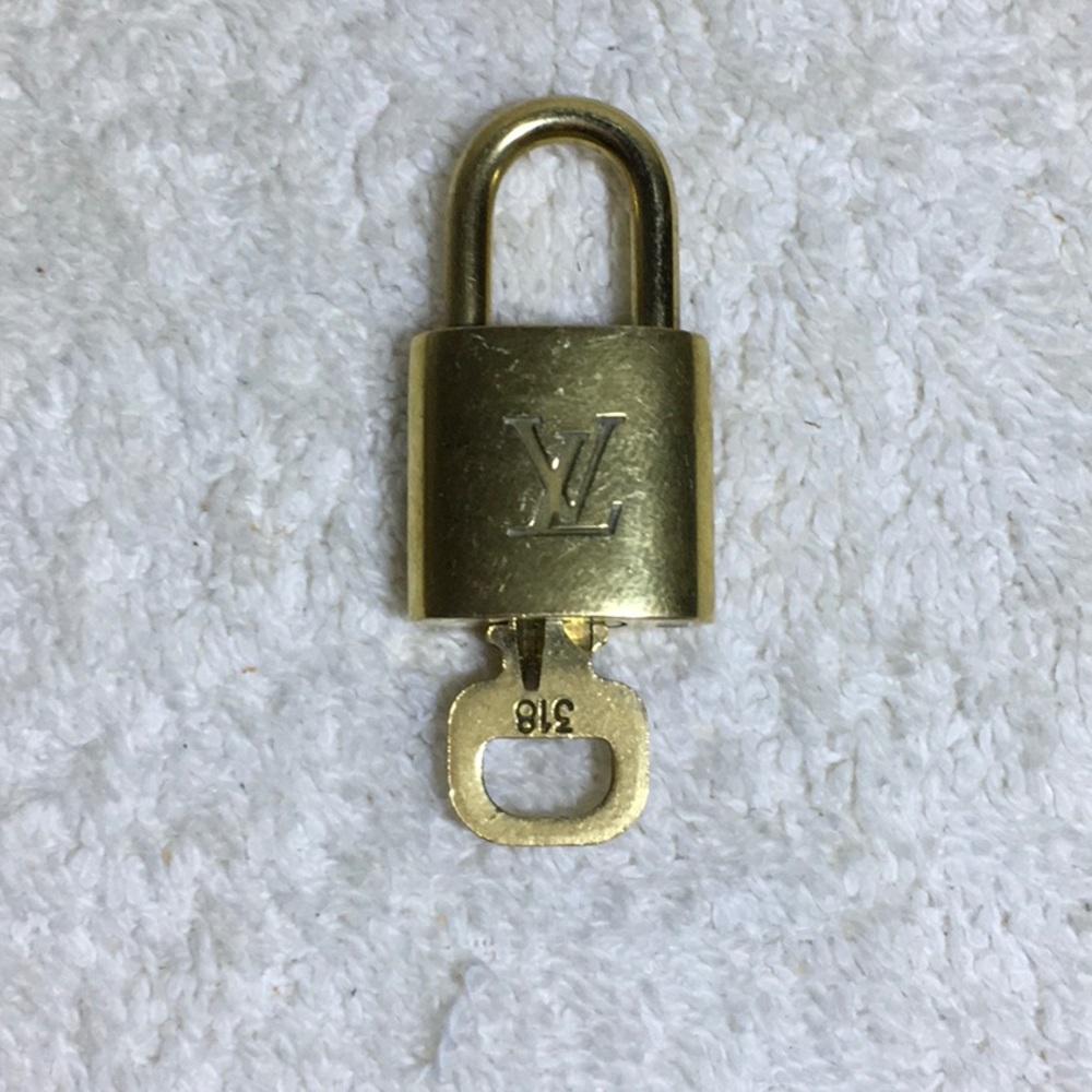 Louis Vuitton Brass '318' Padlock in Goldtone with Goldtone Key (|)